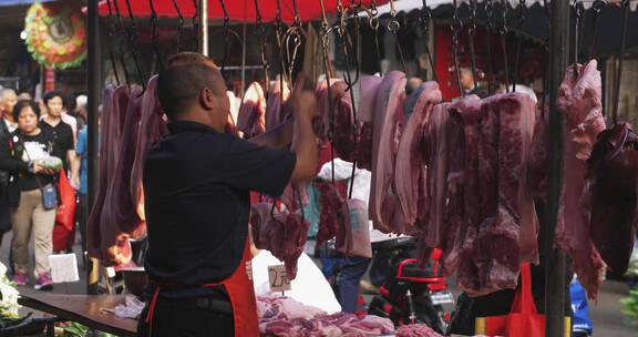 成市露天菜市场生猪肉摊位消费旺盛热闹集市