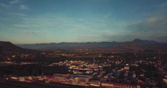 山村 农村 背草  艰苦  脱贫攻坚 扶贫