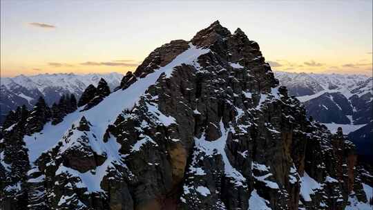 早晨清晨雪山日出金山云海唯美风景风光大自