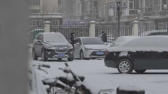 黑龙江牡丹江市小区旁雪中清扫车子远景