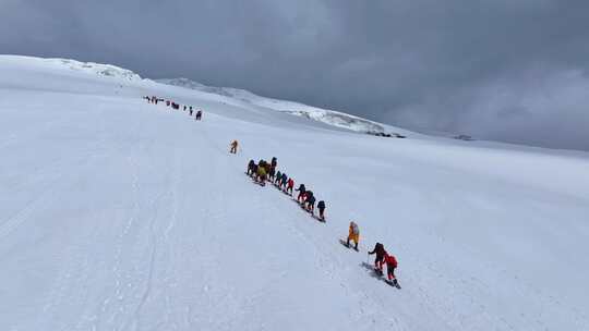 航拍攀登慕士塔格峰雪山冰川的登山队