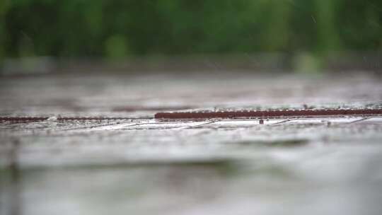 下雨天步道砖行人道溅起水花慢镜头