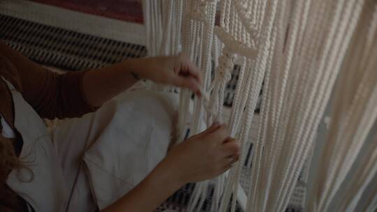 手工编织的女人视频素材模板下载