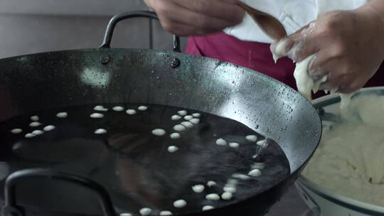 厨师在厨房做饭