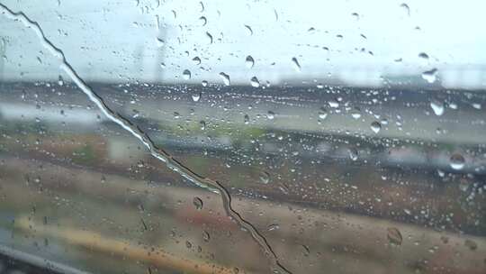 雨天19行走的车辆雨水滑落车玻璃