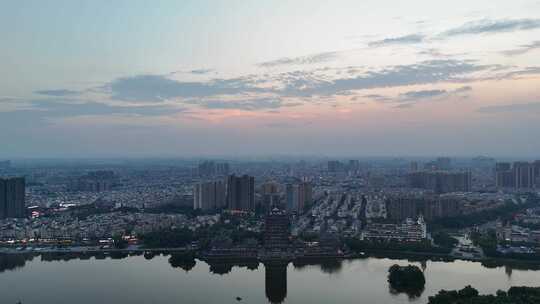 城市湖畔黄昏全景俯瞰眉山城市风光