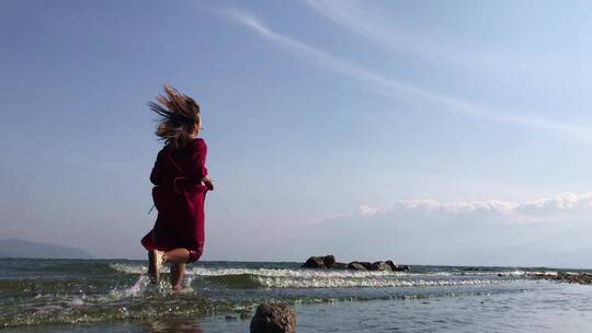洱海边美女踏浪视频素材模板下载