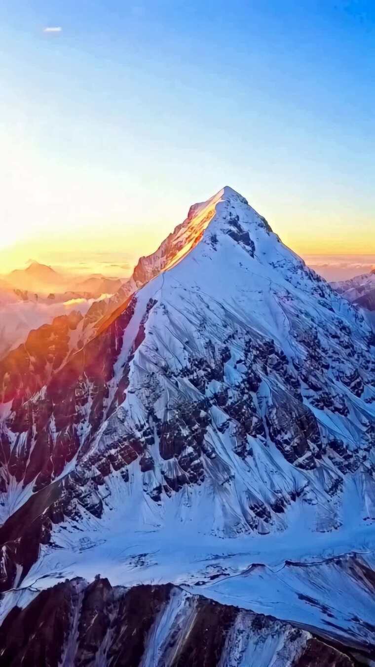 雪山日出壮丽全景