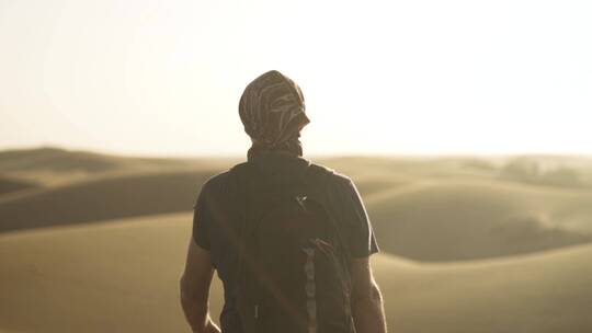 沙漠中行走的男人视频素材模板下载