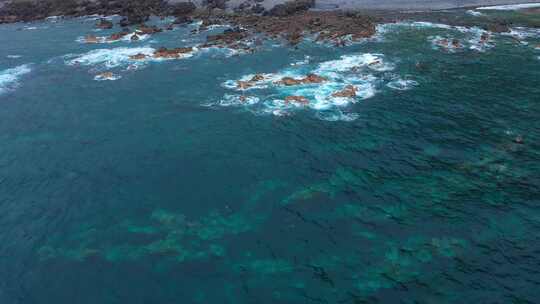 海浪礁石沙滩海