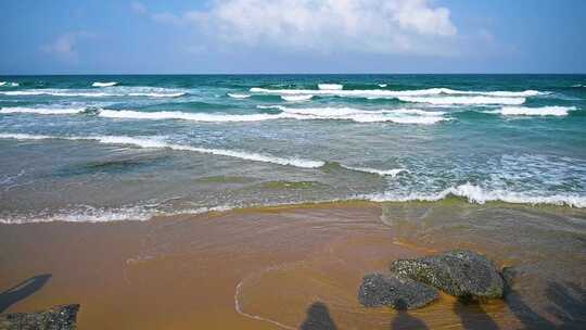 海南海边海浪与沙滩升格