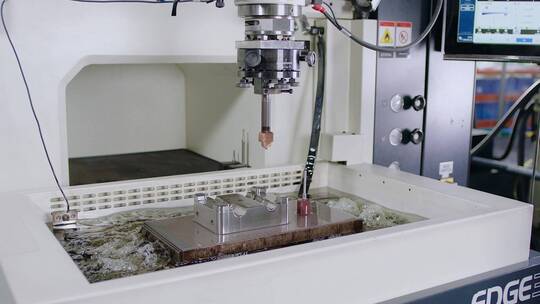 慢镜头模具工厂CNC数控机床金属电火花设备视频素材模板下载