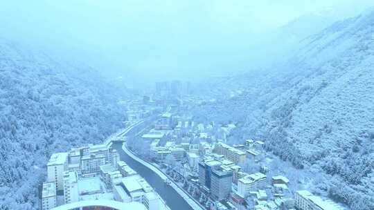 雪后小镇全景，银装素裹美如仙境