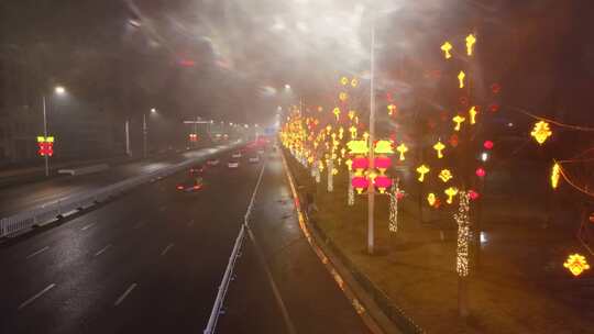 夜晚雾中城市街道车辆灯光璀璨景象