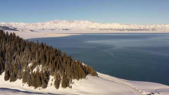 雪山湖泊森林冬季景观