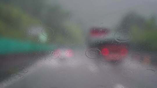 下雨天开车行驶在高速公路暴雨驾驶车辆交通