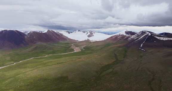 青藏高原唐古拉山雪山风光航拍