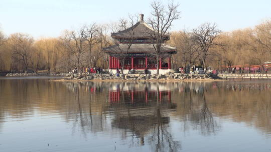 湖水倒影中的北京圆明园鉴碧亭视频素材模板下载