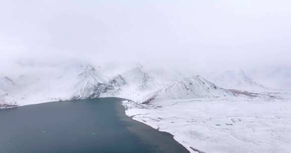 新疆喀拉库里湖喀湖下雪天航拍
