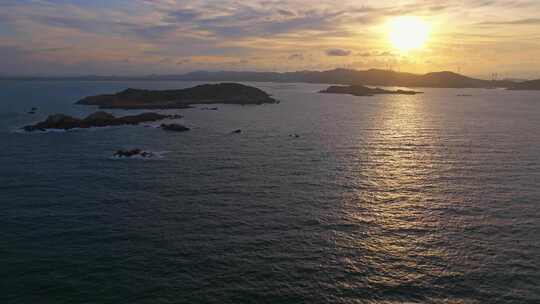 航拍平潭北部湾海上风电场夕阳火烧云鱼排