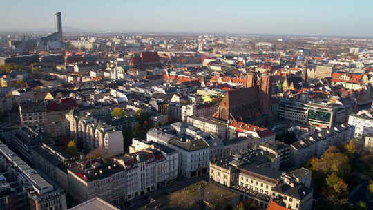 波兰西南部Wroc？ aw历史悠久的市场广场上的建筑。空中Dron
