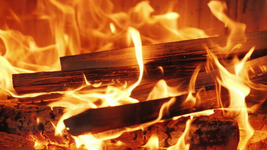 壁炉里的木柴在燃烧
