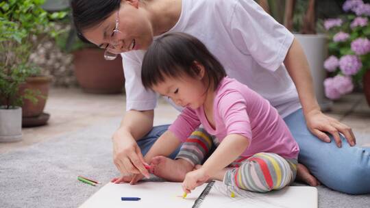 亲子母婴陪伴儿童教育成长妈妈和小孩一起画