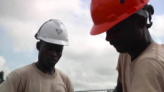 非洲工人在工地建筑房子视频素材模板下载