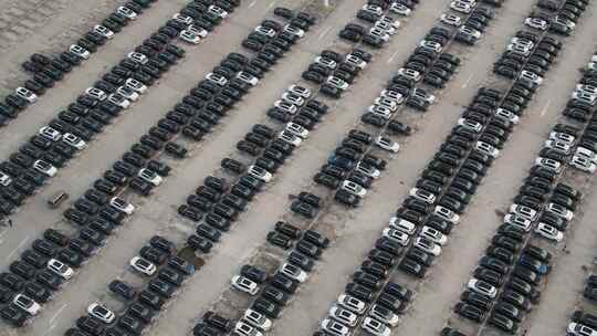 航拍汽车工厂满满停车场