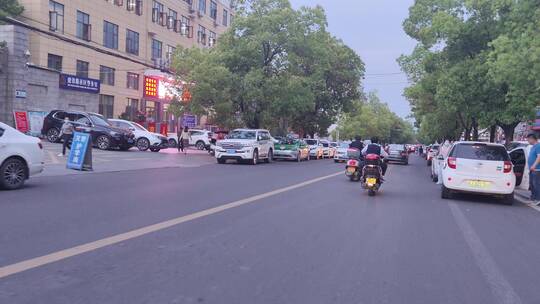 夜晚街头车辆交通路上行人