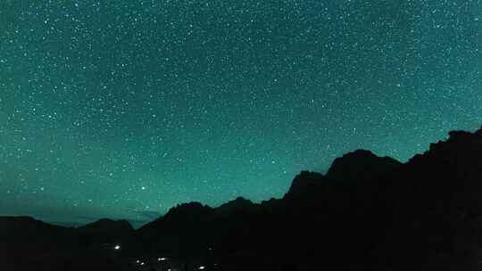 扎尕那山峰星空延时