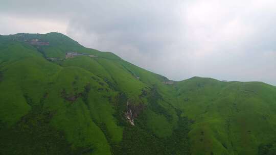 无人机飞过云雾缭绕的山脉航拍武功山云海