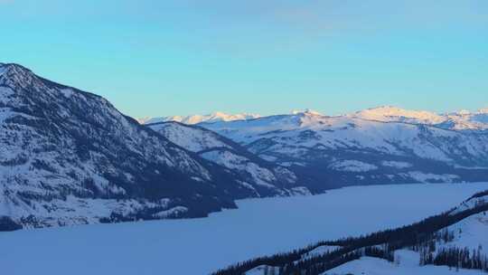 新疆阿勒泰冬季喀纳斯湖雪山水墨画雪景日出