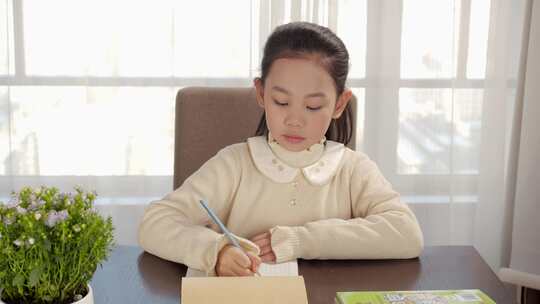 孩子做作业学习写字 小孩做功课写课后作业