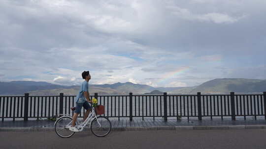 雨后初晴两个人在骑自行车