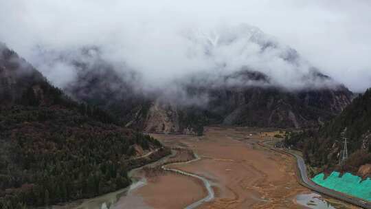 云雾缭绕的山间公路自然风光全景