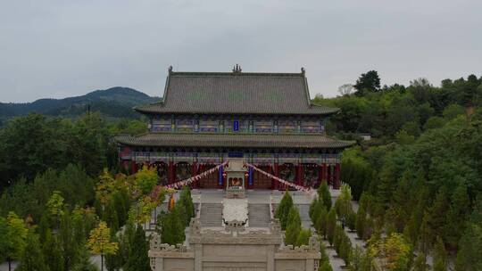 群山环绕的菩提寺