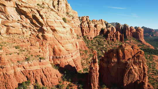 美国亚利桑那州塞多纳的红岩。晴天鸟瞰，砂视频素材模板下载