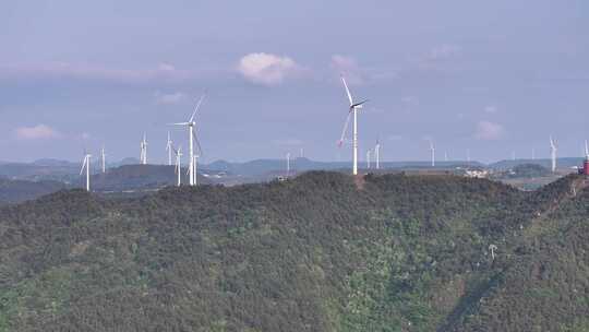 贵州龙里大草原上的风车