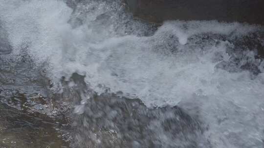 山间流水