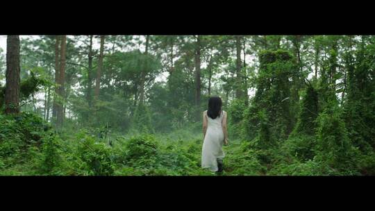 白色长裙女子迷失在森林里找寻视频素材模板下载