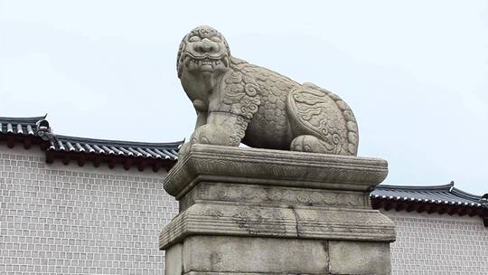 中式建筑前的石狮雕像