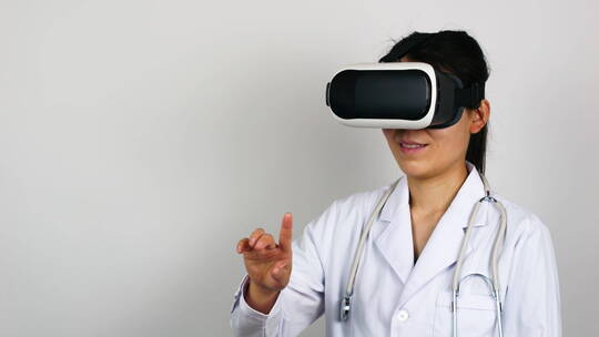 亚洲人中国人女医生戴虚拟现实眼镜模拟体验