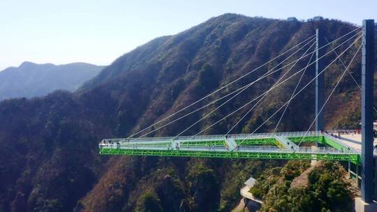 安吉云上草原高山旅游度假区A字型玻璃栈道