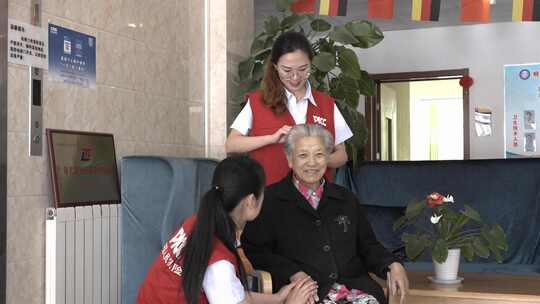 人保服务老人 关爱老人