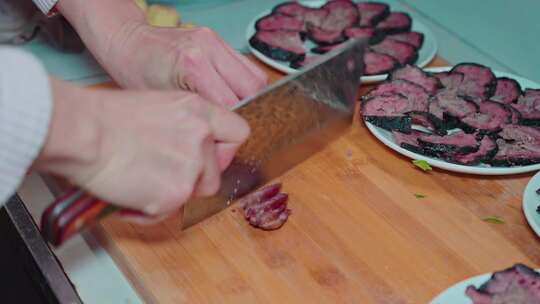 农村年味柴火做饭柴火炒肉切香肠烹饪过程