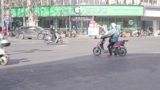 东北街头乡镇电动车市场骑电瓶车人群生活