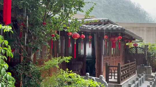 下雨天挂着红灯笼的古风小院