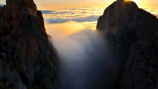 山峰云海日出景观