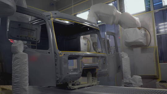 汽车工厂里的机器人给生产汽车的驾驶室喷漆